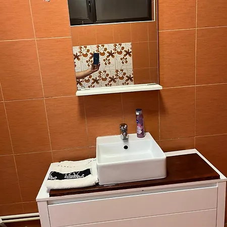 מלון דירות And Waves House *